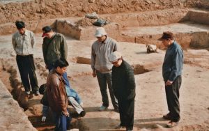 郑振香、杨锡璋等在黑河路工地（1997年，前排左至右：唐际根、高炜、郑振香、杨锡璋）