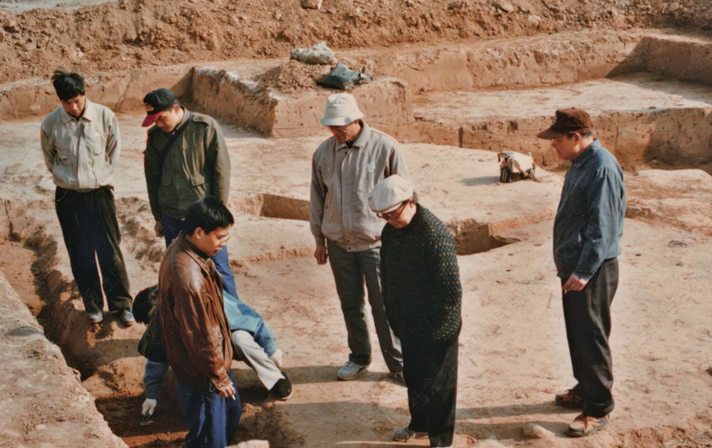 郑振香、杨锡璋等在黑河路工地（1997年，前排左至右：唐际根、高炜、郑振香、杨锡璋）