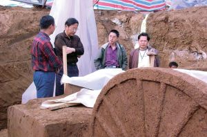 考古队及本所科研人员在工地（2001年，左至右：岳洪彬、王巍、唐锦琼、何毓灵）