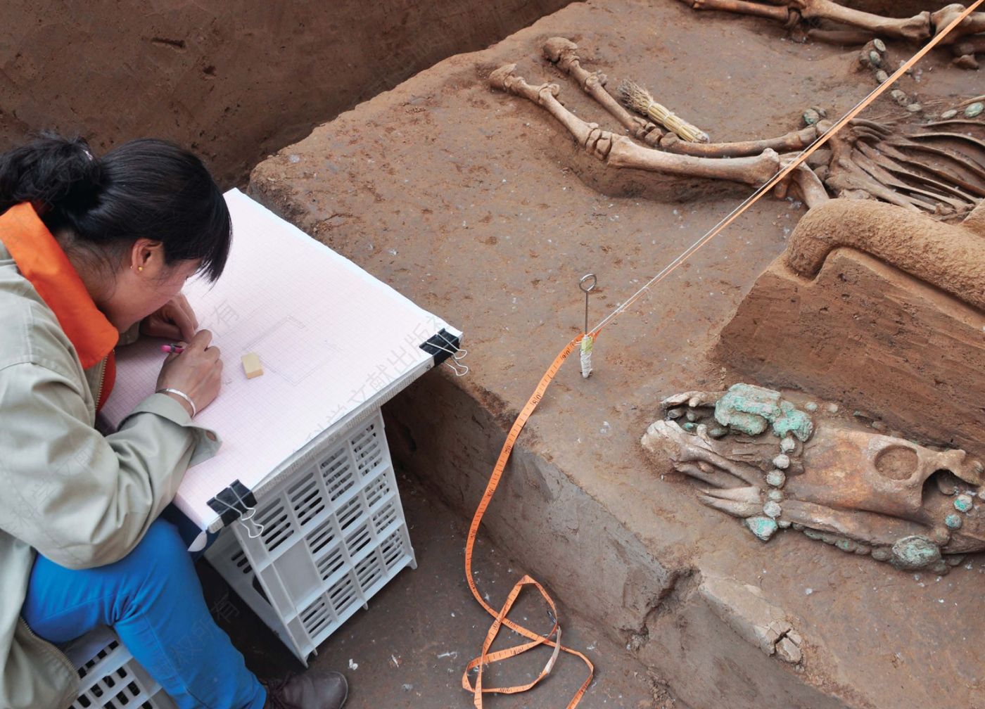 考古队员在发掘商代车马坑（2016年，李海燕）