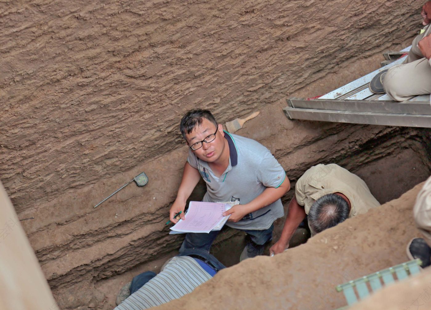 考古队员在大司空安置家园工地发掘商代墓葬（2017年，申文喜）
