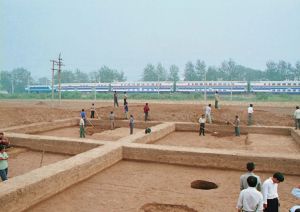 发现洹北商城前在洹北花园庄村东的考古发掘现场（1998年）