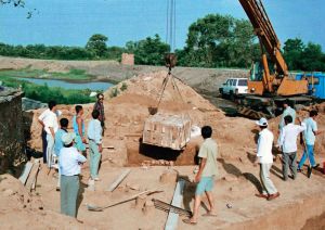 考古队将新发掘的遗迹整体打包运回安阳工作站内（1998年）