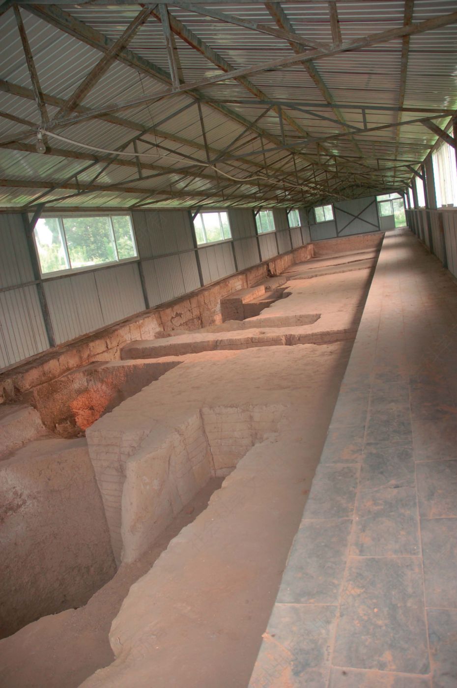 殷墟博物苑内复原展示的20世纪30年代考古发掘现场的再发掘（2004年）