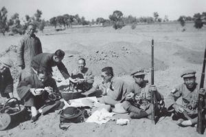 民国十七年（1928）秋，殷墟第一次发掘，工作人员及军队共进午餐，右起第四位为张锡晋，其左为董作宾