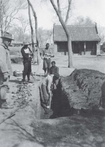 民国十八年（1929）春，殷墟第二次发掘，马王庙南“斜中北”发掘坑全景，左前戴帽者为李济
