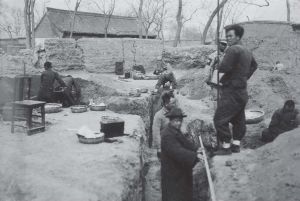 民国十八年（1929）春，3月16日，殷墟第二次发掘，李济、董作宾在发掘现场