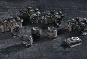 20世纪90年代中期考古队使用过的美能达X-700相机、COSINA-CT1相机、美能达50F1.4镜头、美能达2倍镜、世光L158测光表