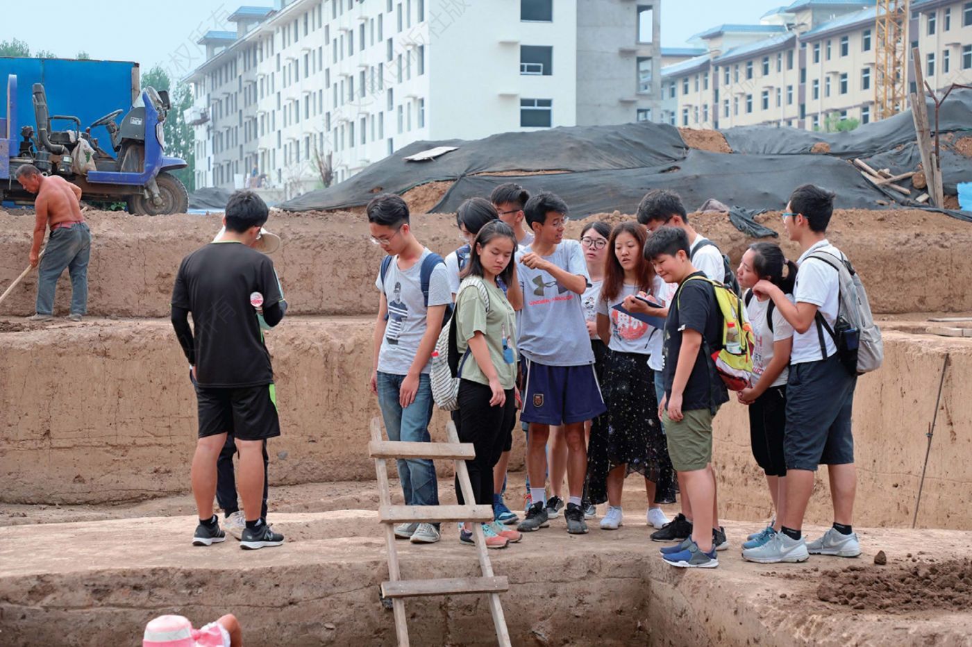 考古队员接待大学生参观大司空东地发掘（2018年，领队为牛世山）