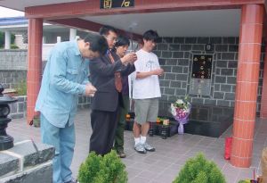 两岸殷墟研究人员在台北祭奠石璋如先生（2005年，左至右：陈光祖、唐际根、李永迪）