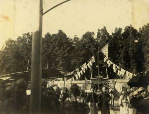 节日期间成都的街头，约1912年。