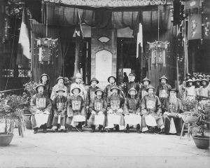 在时任四川总督赵尔巽的宅院中，1907年。