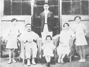 1928年韩素音（左一）全家福