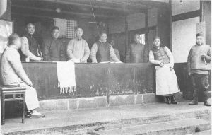美国传教士H.艾略特（Harrison S.Elliott）1906年拍摄的一个成都店铺和店员