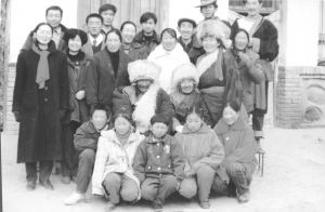 图1 尕布藏老人（居中坐，左一）与他的多民族家庭