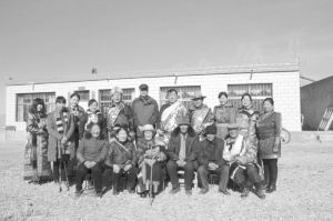 图2 尕布藏老人去世多年后，他的女儿拉姆措（前排左二）回到青海省德令哈市戈壁乡寻根，与故乡的蒙古族姐妹及家人们合影