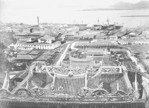 图1-7 从婴脰山看船政，左上角环绕烟囱的建筑是保存至今的轮机厂和绘事院（汤普森摄于1871年）