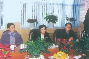 2001年3月22日，省委副书记宋秀岩（中），省委宣传部部长曲青山（左）、副部长石昆明（右）来青海省社会科学院视察指导工作