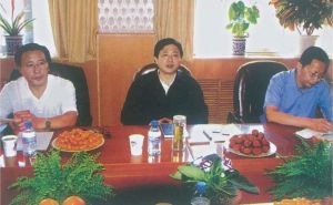 2005年7月13日，省委副书记刘伟平（中）来青海省社会科学院视察指导工作