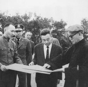 图3 1961年3月2日，蒋介石巡视头寮工程现场。图中着军服者，即侍卫长胡炘