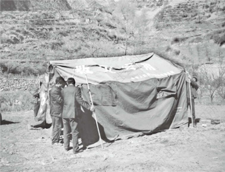 开始搭建帐篷的村民