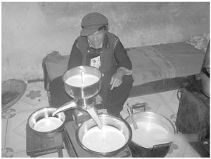 图4-3 哈巴村妇女在制作酥油茶（笔者拍摄于2009年7月）