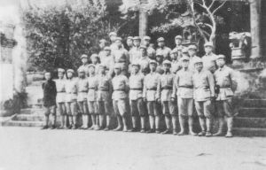 1938年黄钰生（前排左一）与南开大学全体湘黔滇旅行团团员于贵州盘县合影