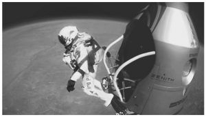 图5-5 奥地利男子身穿红牛太空服在接近3.9万米的太空边缘跳伞