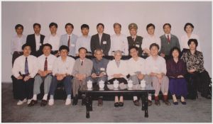 主编（前排右三）、雷洁琼（前排右五）、袁方（前排右六）参加1994年在上海浦东召开的中国社会学学术年会