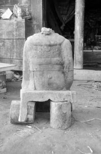 图3 太白山平安寺遗址发现的水官铁像