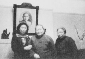 图3-9 在宋庆龄女士的住宅中。作者与宋庆龄女士（中间位置）、廖梦醒一起