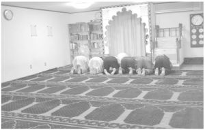 照片8 清真寺的礼拜情形（川崎 摄），礼拜朝向麦加的方向