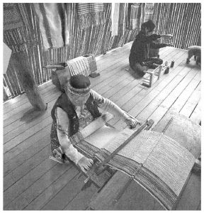 图3 “不老部落”的织布技术