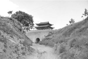 图1-6 修缮后的雁门关遗址（位于今忻州市代县，2010年7月拍摄）