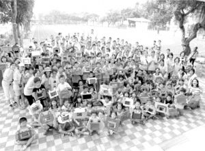 图10-10 信义志工与云林县后埔小学的学童共同制作故事箱