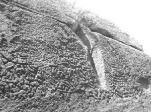图7 宝镜湾“藏宝洞”西壁楔形凹槽