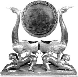 图3 荆州天星观二号墓出土的虎座鸟架鼓（藏于荆州博物馆）