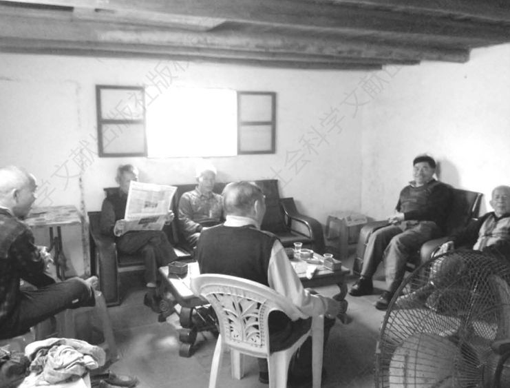 图6 在老屋内喝茶聊天的老人们