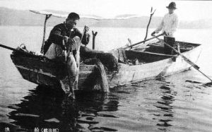 图6-11 民国时代镜泊湖上的捕鱼人