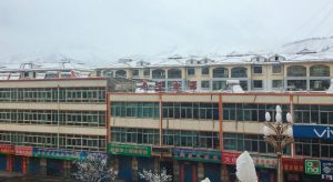 图2 被雪覆盖的祁连县城房屋及背后的雪山
