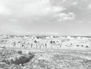 图2-2 三山井村原村民废弃的窑洞