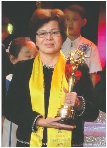 2013年，缅甸东方语言与商业中心董事长曾圆香女士当选2013年度“中华之光——传播中华文化年度人物”，这是继泰国华文民校协会主席梁冰女士后又一华教人士获此殊荣。