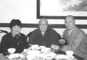 2006年道极法师到深圳弘法寺参拜本焕长老，与杨玉馨大居士一起用斋