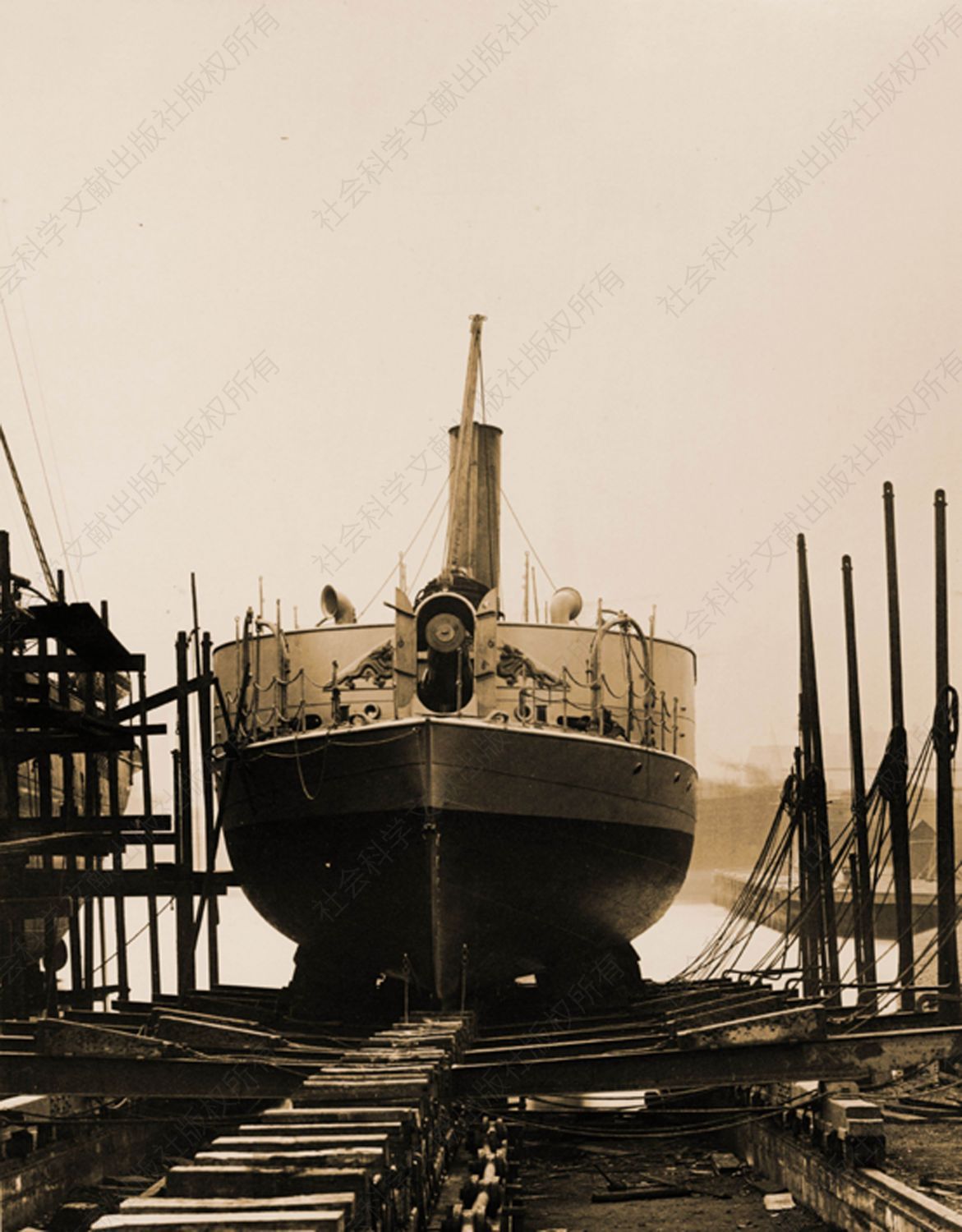 正在英国船厂建造中的北洋海军蚊子船，是北洋海军“镇”字级中的一艘，象征大清朝的龙纹镶在主炮两边，异常威武。佚名摄，1881年。