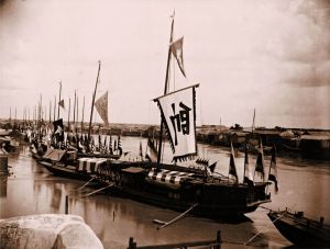 北洋海军建成后，身为总理海军事务大臣的醇亲王奕譞经大沽、烟台前往旅顺，观看了战舰联合操演，并视察炮台和水师学堂。这张照片是1886年奕譞所乘坐的帅船前往大沽途中经过天津。梁时泰摄。