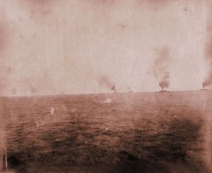 在海上排开阵势的北洋海军，从左至右分别为“扬威号”“超勇号”“靖远号”“来远号”“镇远号”“定远号”“经远号”和“致远号”。有一种说法是，当年向北洋海军供给的燃煤质量不佳，烟很黑，因此日舰会早于清军发现对方，争得战机。1894年9月17日。日本从军写真班摄。