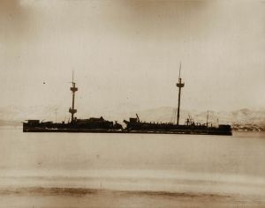 自沉的“定远号”铁甲舰，管带刘步蟾亦自尽。1895年2月10日。日本从军写真班摄。