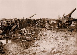 旅顺口被毁的赵北嘴炮台。眼见大势已去，清军自毁了这些购自德国的克虏伯岸防炮。日本从军写真班摄。