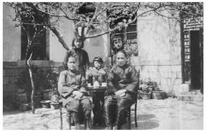 母亲（前左）、二伯母（前右）、妹妹郁兰（后左）、二姐郁枫（后右）、外甥杨承光（中）