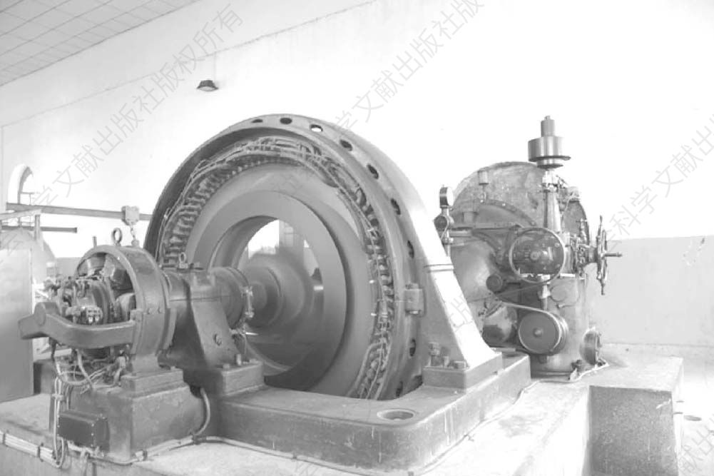 图4-1 装机于昆明石龙坝的中国第一台水轮发电机